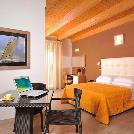 צ'סנטיקו Hotel Favorita מראה חיצוני תמונה