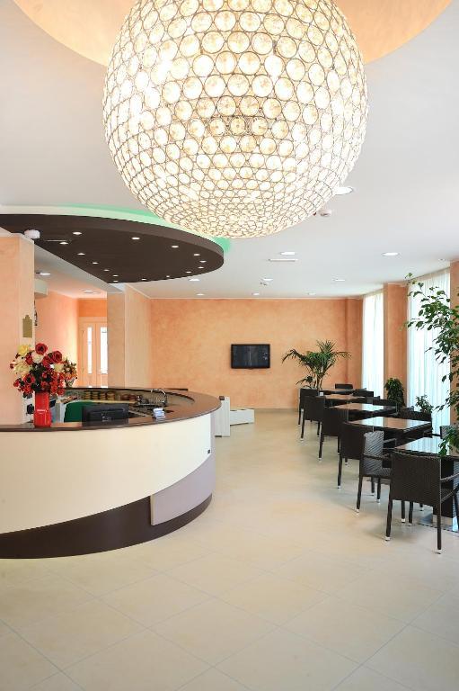 צ'סנטיקו Hotel Favorita מראה חיצוני תמונה