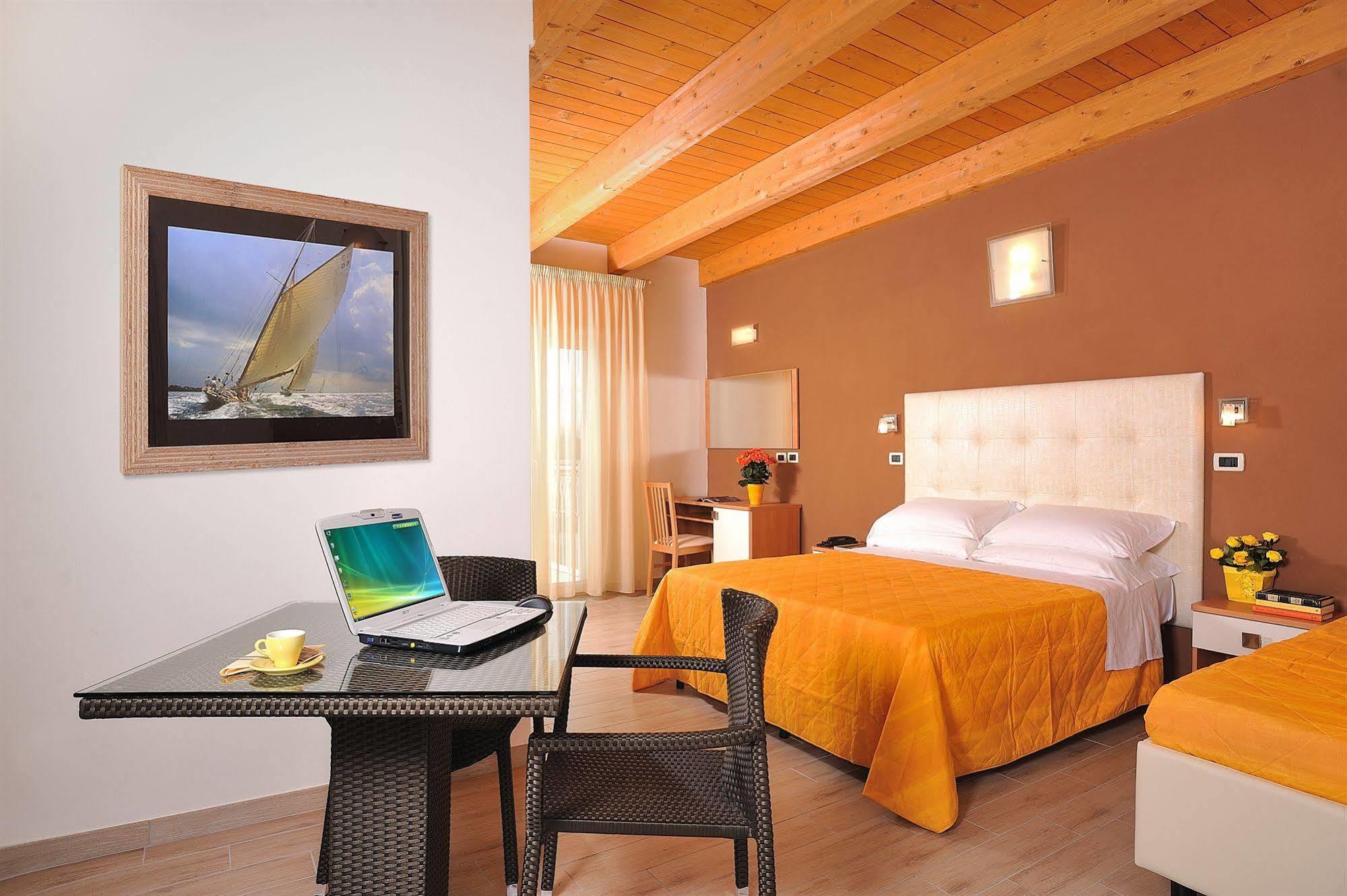 צ'סנטיקו Hotel Favorita מראה חיצוני תמונה